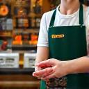 Mann holt Paket im Laden ab